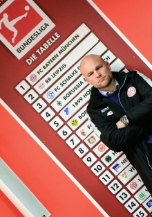 Sah schon mal zufriedener aus: 05-Sportvorstand Rouven Schröder nach dem 1:3 gegen den FC Augsburg.