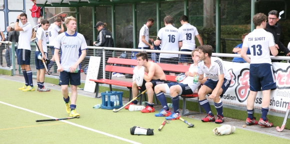 Perplex: Nach dem Spiel war an der Mainzer Bank die Enttäuschung über das in der Schlussphase noch abgegebene Spiel spürbar.