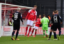 Zum In-die-Luft-gehen: Jannik Mause ärgert sich nach einer vergebenen Mainzer Chance...