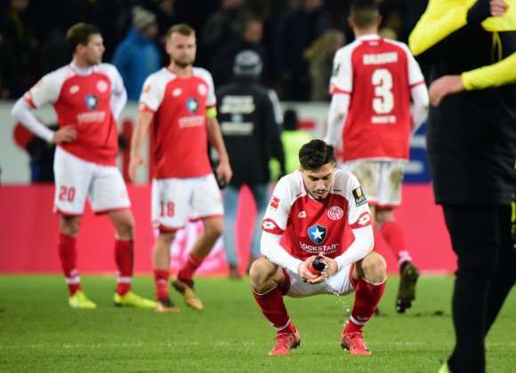 Enttäuscht: Außer einer Wasserflasche hatten Suat Serdar und seine Kollegen nach dem Spiel gegen den BVB nichts in den Händen.