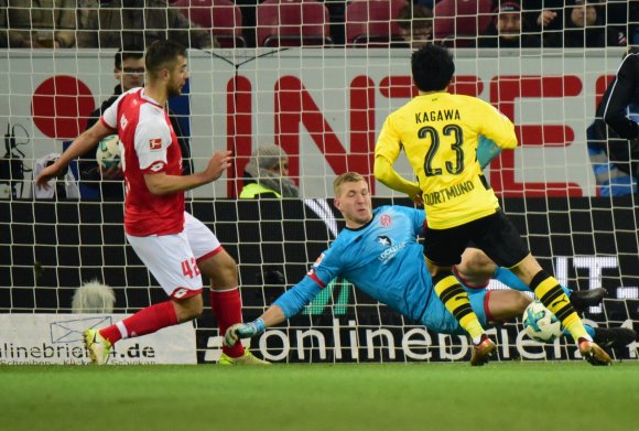 In dieser Szene aus der 79. Minute verhinderte 05-Torwart Robin Zentner per Fußabwehr das 0:2 durch Shinji Kagawa. Kurz vor Schluss traf der Japaner doch noch.