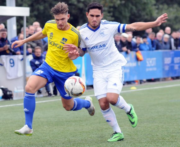 Bis vor anderthalb Jahren trug Patrick Huth (l.) das Schott-Trikot. Inzwischen hat sich allerdings einiges geändert: die Brust ziert ein anderer Sponsor, der Verein spielt in der Oberliga, und gespielt wird auf der anderen Seite der Erzberger Straße.ren 