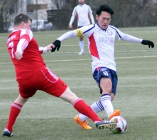Takuya Hidaka (r.) bleibt in dieser Szene an Thorsten Kleber hängen. Wenig später verwandelt der Basara-Stürmer einen Elfmeter, den der Weisenauer Innenverteidiger verursacht hatte.