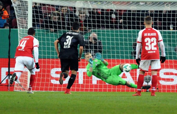 Robin Zentners gehaltener Elfmeter war die Initialzündung für den Mainzer Sieg.