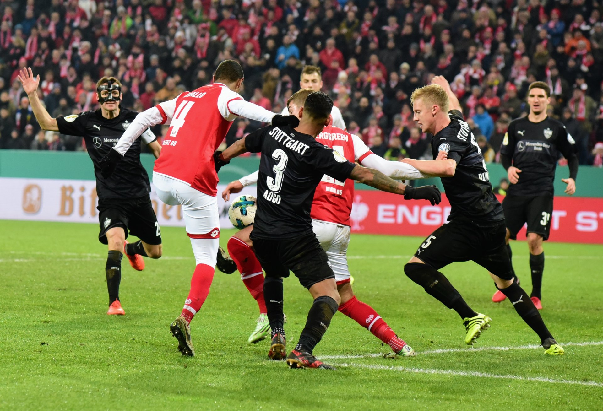 ...erst recht nach dieser Szene, in der Abdou Diallo den von Emil Berggreen abgeschirmten Ball zum 2:1 ins kurze Eck schoss.