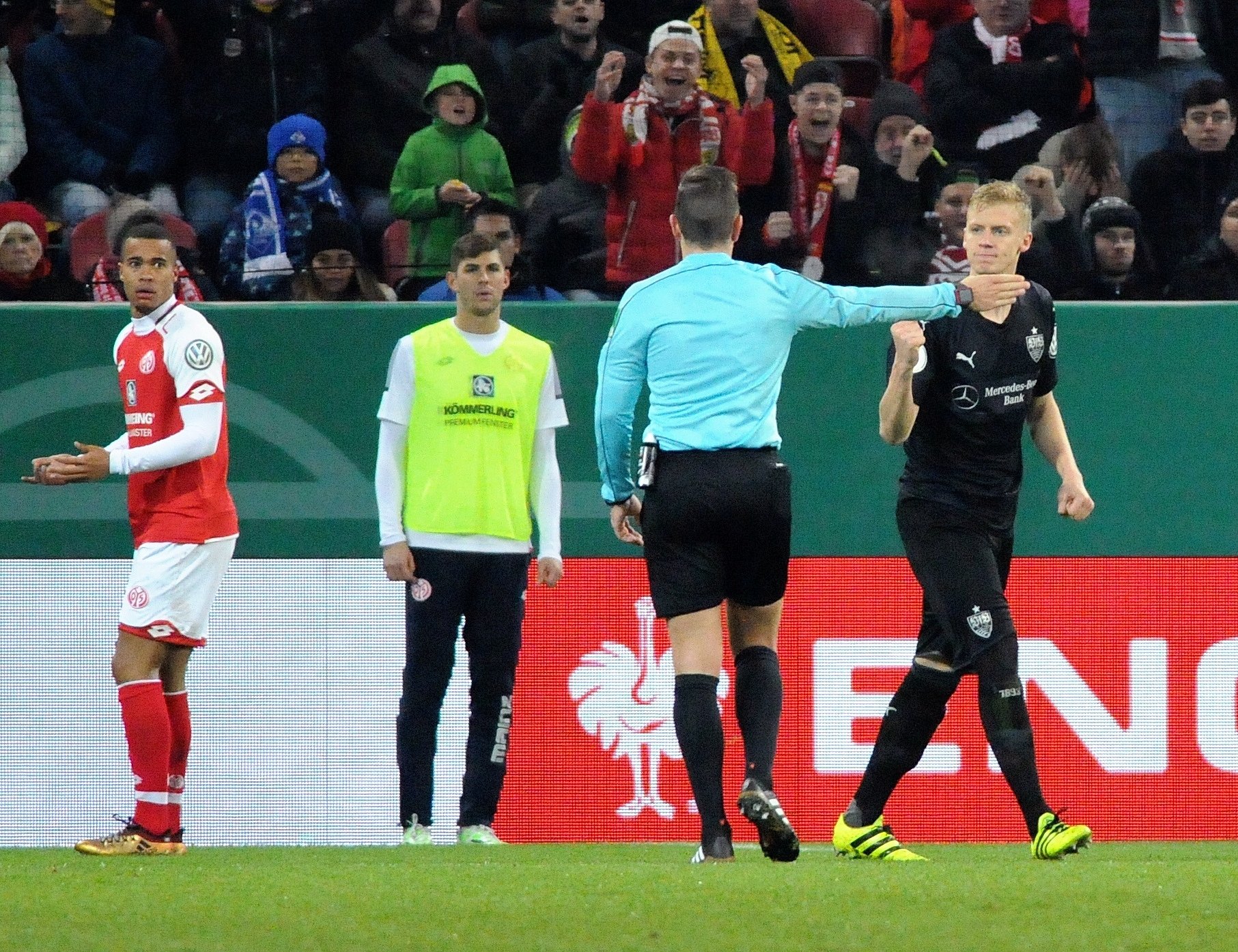 ...Schiedsrichter Tobias Stieler gab einen Elfmeter...