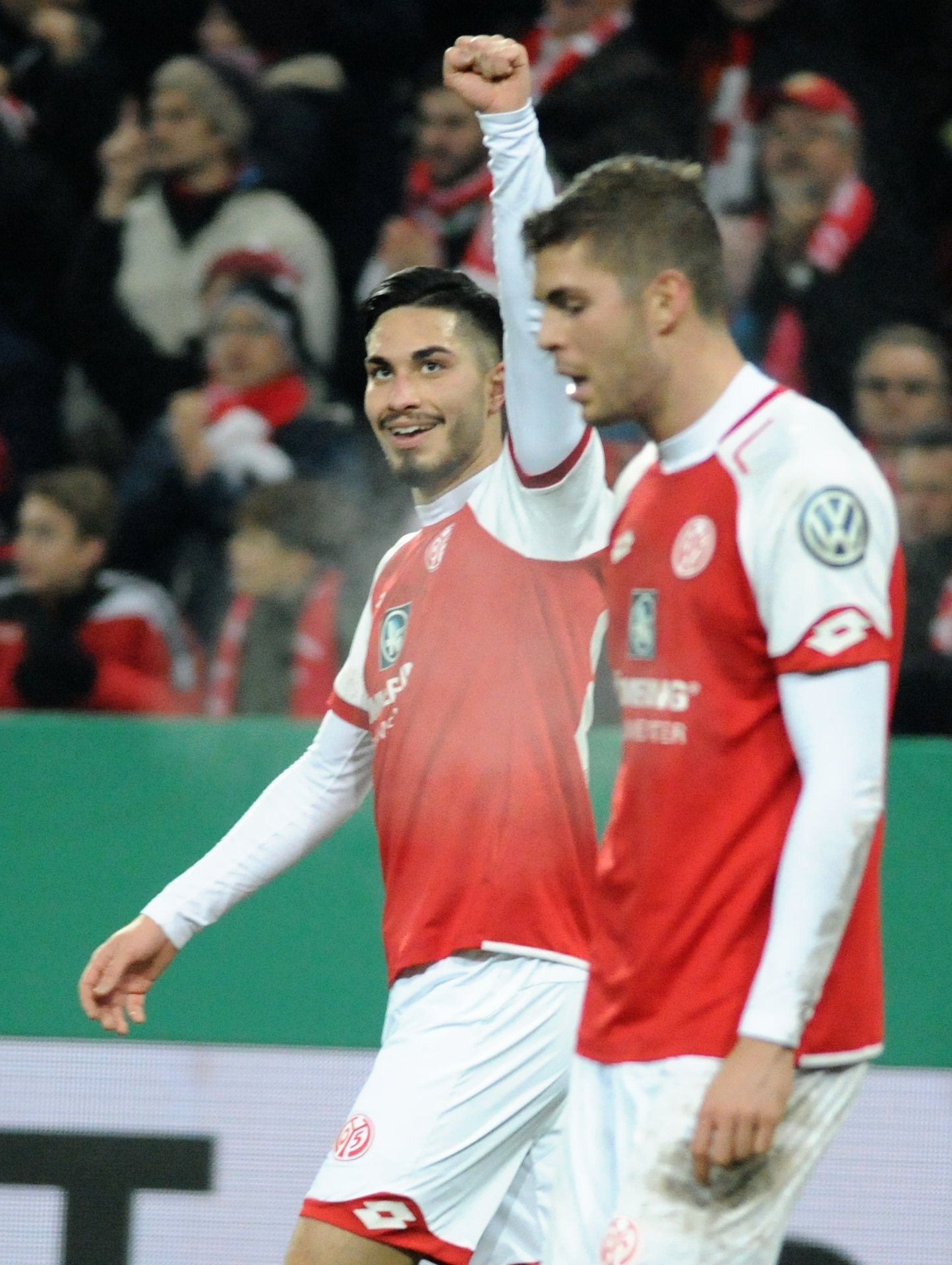 Torschützen unter sich: Suat Serdar und Emil Berggreen.