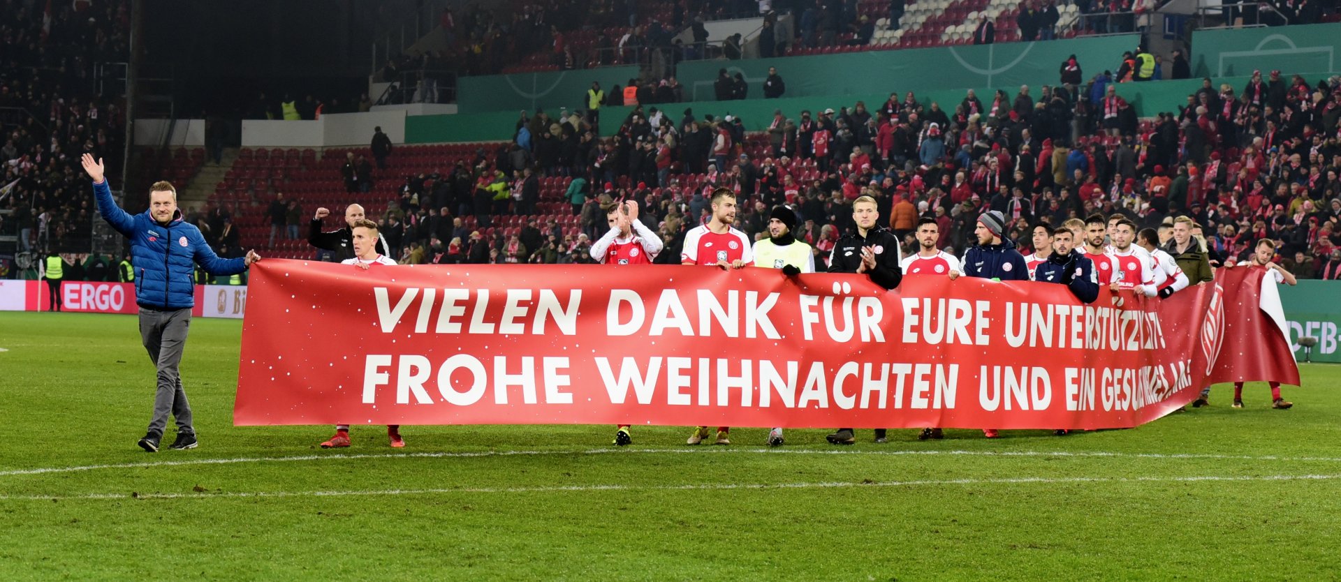Der Dank ans Publikum durfte zum Jahresabschluss nicht fehlen. Teammanager Darius Salbert (l.) gab den Zugmarschall.