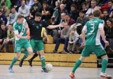 Die TuS Marienborn (im schwarzen Hemd Etienne Portmann im Finale gegen Alemannia Waldlagesheim) zählt in diesem Jahr von Beginn an zu den Mitfavoriten des Hallenturniers, ist als bester Mainzer Landesligist auf dem Feld schon nominell eines der stärksten Teams im 21er-Feld.