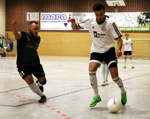 Der Finther Adil Boujemaaoui (r., im Spiel gegen die TSG Hechtsheim II) zog mit seinem Team souverän in die Finalrunde ein.