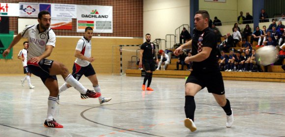 FC-Basara-Spieler Alperen Genc (l.) zieht im Spiel gegen Croatia Mainz ab. Durch eine 1:2-Niederlage gegen den B-Klassenverein verpasste der Bezirksliganeuling den Sieg in der Vorrundengruppe B.