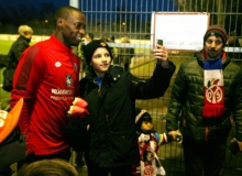 Beliebtes Fotomotiv: Über mangelndes Interesse der 05-Fans konnte sich Rückkehrer Anthony Ujah nach seiner ersten Trainingseinheit mit seiner neuen alten Mannschaft nicht beschweren.