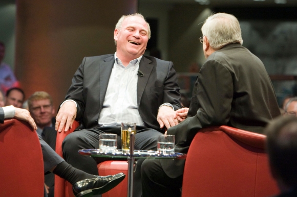 Vor zweieinhalb Jahren diskutierte der Bayern-Boss mit Kardinal Karl Lehmann über die "Soziale Verantwortung des Fußballs".