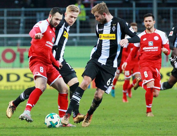 Der Spielaufbau des FSV Mainz 05 (l. Levin Öztunali) zeigte gegen Borussia Mönchengladbach (Mitte: Christoph Kramer) gute Ansätze, vermochte diese aber nicht in verwertbare Bälle für die Offensivspieler umzusetzen.