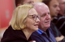 Die Kandidatin des Aufsichtsrates und seines Chefs Detlev Höhne, Augenzeuge beim jüngsten Heimspiel der Handball-Zweitligamannschaft: Eva Federhenn ist der maßgeblich von ihr zu sportlichen Höhen gebrachten Abteilung weiter eng verbunden.