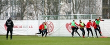 Standard-Übung mit dem Fokus auf Defensive: 05-Trainer Sandro Schwarz (l.) baute im Dienstagstraining nach den Erlebnissen in Hannover auf eine Extraeinheit Eckentraining.