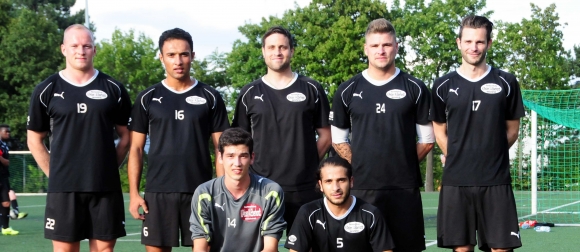 Thomas Eberhardt (Mitte) mit (fast allen) Neuzugängen (v.l.): Andreas Rudolf, Adem Kaya, Alexander Rudolph, Gassan Odeh, Dennis Kirn und Jörg Cevirmeci.