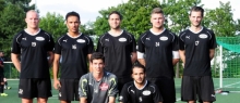 Thomas Eberhardt (Mitte) mit (fast allen) Neuzugängen (v.l.): Andreas Rudolf, Adem Kaya, Alexander Rudolph, Gassan Odeh, Dennis Kirn und Jörg Cevirmeci.