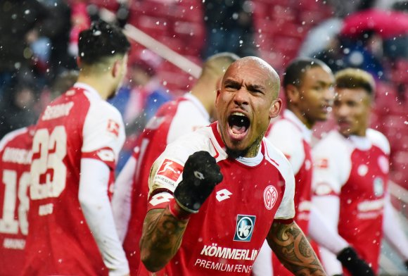 „Auf geht's“ auf holländisch: Nigel de Jong feuert nach dem 3:1 die Fans an.