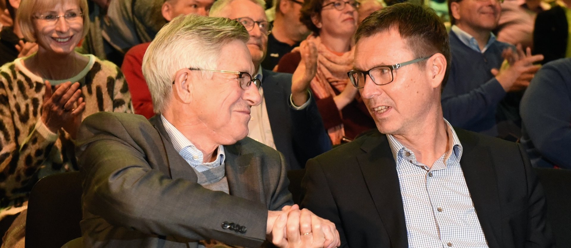 Als das Ergebnis des ersten Wahlgangs verkündet worden war, stand fest: Stefan Hofmann ist neuer Vorsitzender des FSV Mainz 05. Erster Gratulant war sein Konkurrent Jürgen Doetz.