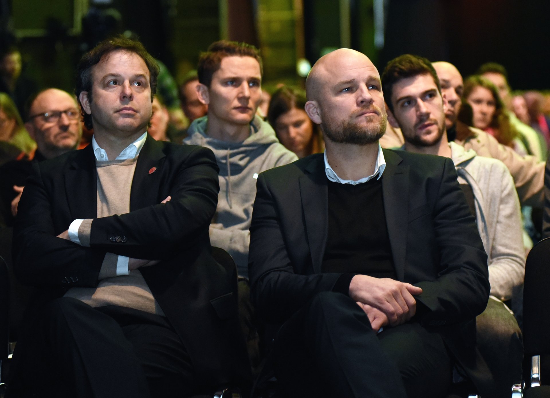 Sportvorstand Rouven Schröder (r.) und der neue kaufmännische Vorstand Jan Lehmann (l.) waren gespannt, mit welchem der Bewerber sie künftig ein Trio an der Spitze des Klubs bilden würden. Auch die Kapitäne des Bundesligateams, Niko Bungert (M.) und Stefan Bell ließen sich die Wahl nicht entgehen.