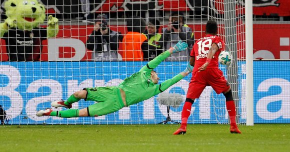 Mit Wendells Elfmeter gegen Robin Zentner zum 2:0 für Bayer Leverkusen war die Sache gelaufen.
