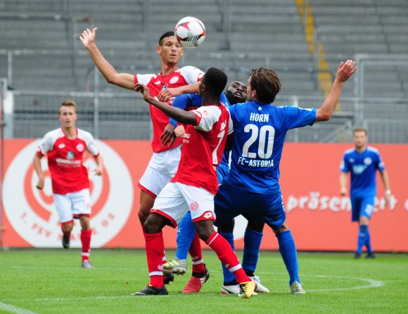 Bei der 1:2-Hinrundenniederlage gegen Astoria Walldorf war Heinz Mörschel (Mitte hinten) noch dabei, später fiel er für längere Zeit verletzt aus. Vor dem Wiedersehen mit dem FC Astoria ist Mörschel wieder im Mannschaftstraining, weist aber noch Rückstand auf. 