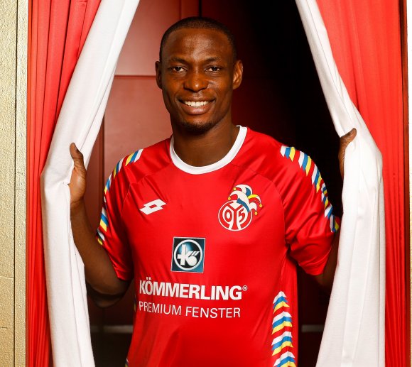 Anthony Ujah präsentiert das Fastnachtstrikot, in dem der FSV Mainz 05 gegen den FC Bayern auflaufen wird. Jetzt fehlt am Samstag nur noch der Narrhallamarsch.