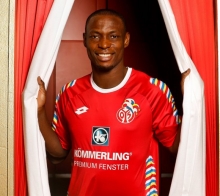 Anthony Ujah präsentiert das Fastnachtstrikot, in dem der FSV Mainz 05 gegen den FC Bayern auflaufen wird. Jetzt fehlt am Samstag nur noch der Narrhallamarsch.