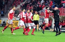 Möglichst oft will Rouven Schröder mit der Mannschaft in den nächsten Wochen so jubeln wie gegen den VfB Stuttgart. Je besser die Stimmung innerhalb des Kaders, desto größer die Chance.