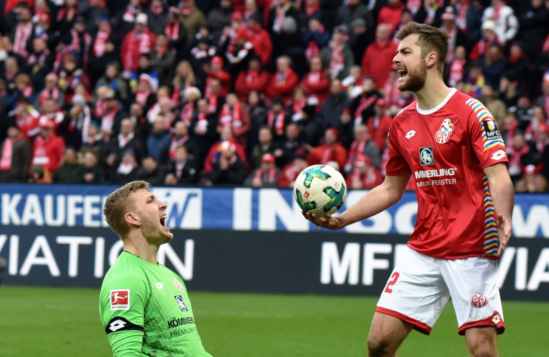 ...schreit der Mainzer Torwart seinen Frust gemeinsam mit Innenverteidiger Alexander Hack heraus.