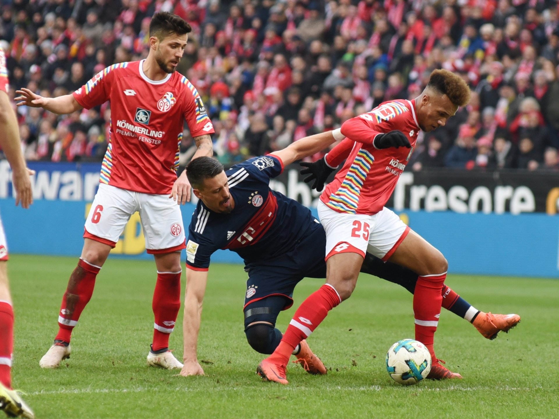 Abgesehen von den Gegentreffern waren die Mainzer ein mindestens gleichwertiger Gegner, auch in den Zweikämpfen, wie hier Bayern-Stürmer Sandro Wagner gegen Danny Latza (l.) und Jean-Philippe Gbamin erfährt.