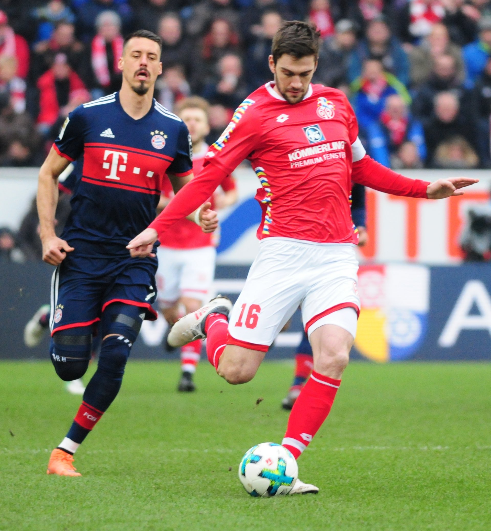 Sandro Wagners Markenzeichen: der offene Mund. Der auch von Stefan Bell (r.) weitestgehend abgemeldete Angreifer ließ kaum eine Gelegenheit aus, sich beim Schiedsrichter über irgendetwas zu beschweren.