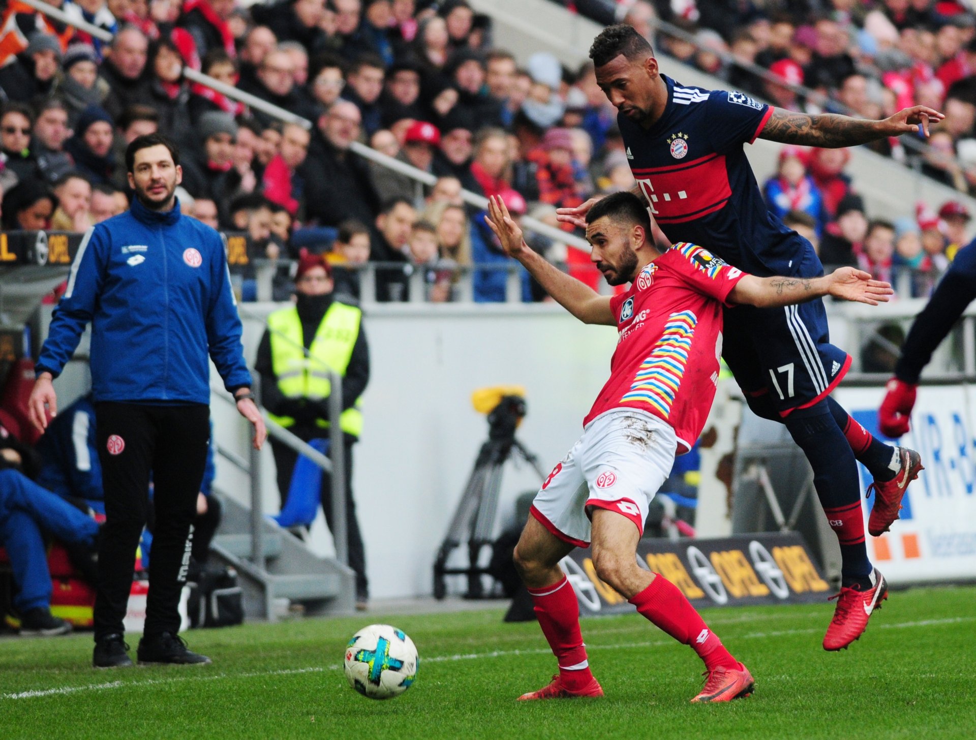 Die Bayern sind halt der Überflieger - hier dargestellt von Jerome Boateng gegen Gerrit Holtmann.