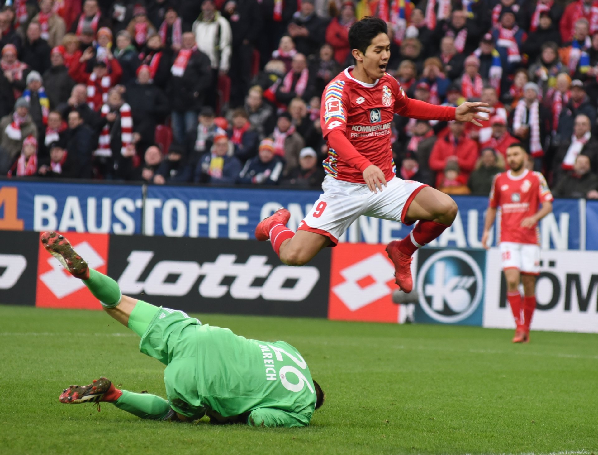 ...sondern dem Umgang mit der außergewöhnlichen Fülle an Torchancen. Hier kommt Yoshinori Muto gegen Bayern-Keeper Sven Ulreich einen Schritt zu spät.