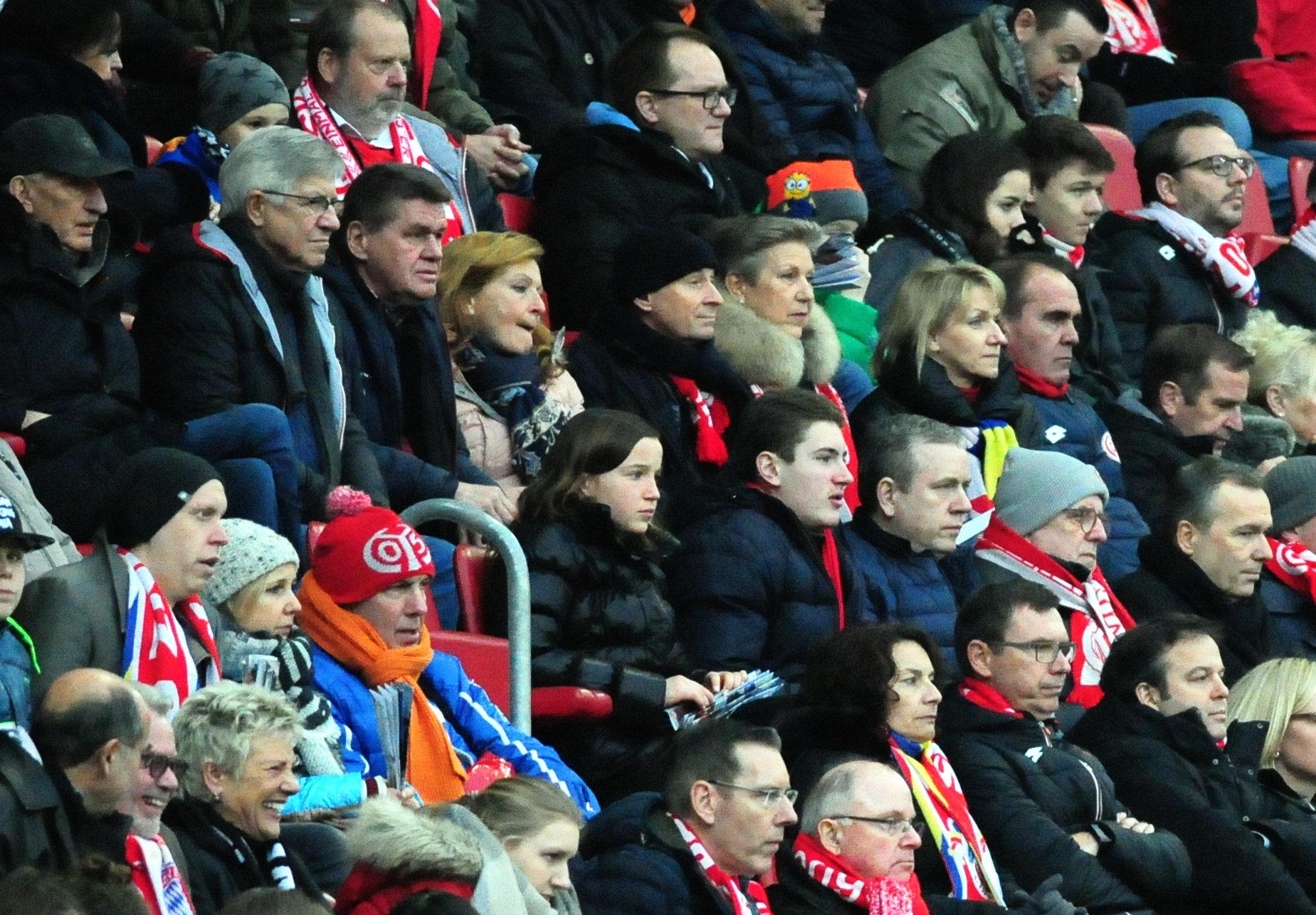 Die besorgten Mienen der Zuschauer, darunter der neue Vereinsvorsitzende Stefan Hofmann (unten, 3.v.r.) und die ehemaligen Vorständler Peter Arens, Jürgen Doetz, Manfred Thöne und Karlheinz Elsäßer, galten nicht dem Engagement ihrer Mannschaft...