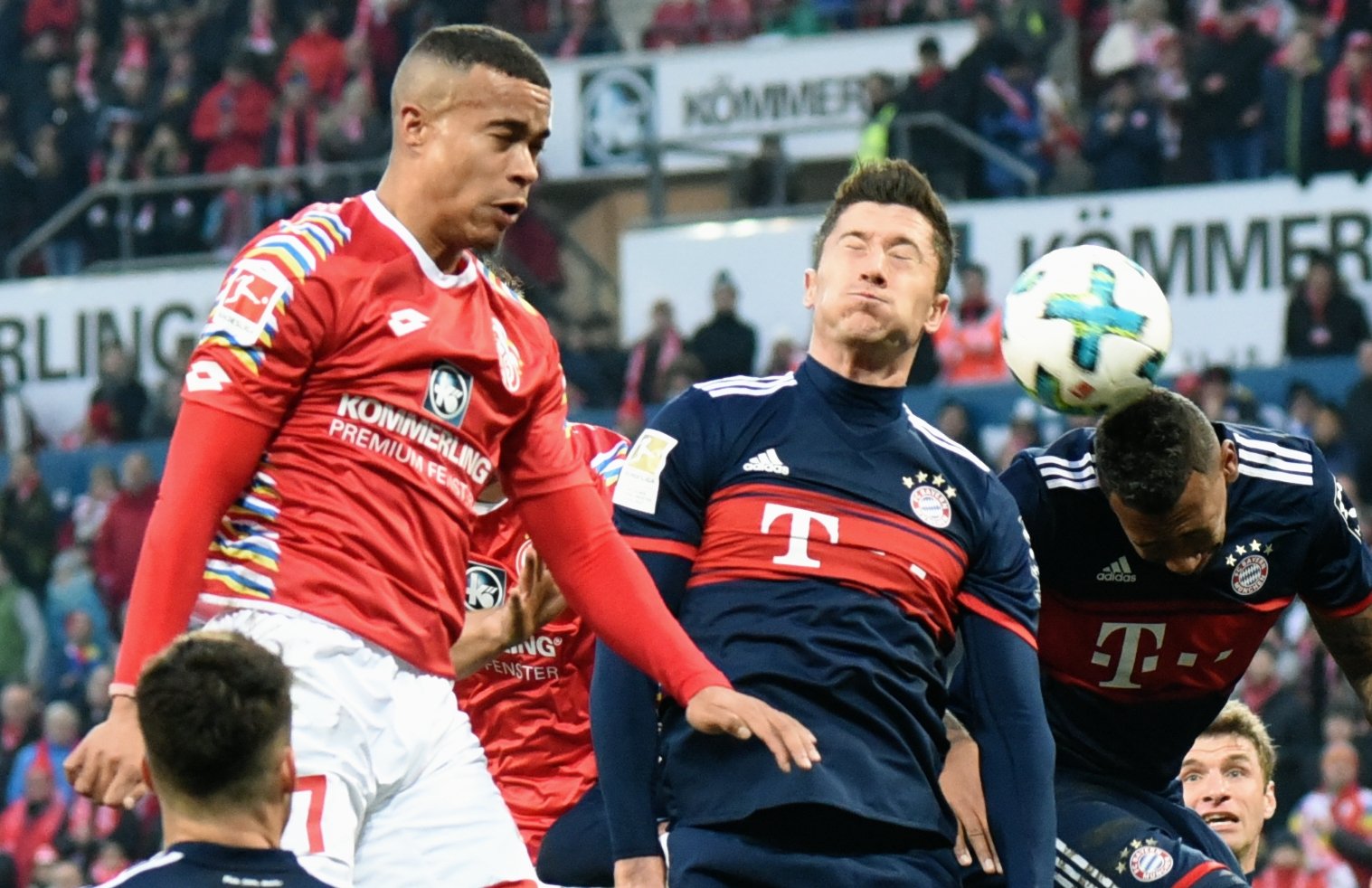 Robin Quaison (hier gegen Robert Lewandowski) hatte ebenso Gelegenheiten, den Anschlusstreffer zu erzielen...