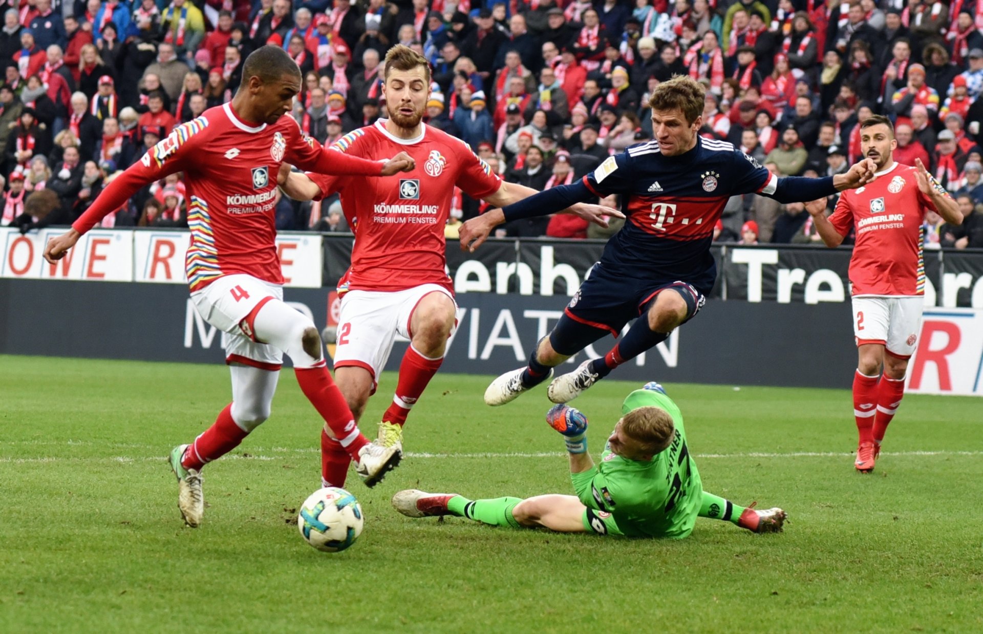 ...auch in dieser Situation, als er gemeinsam mit Robin Zentner und Alex Hack den Bayern-Nationalstürmer Thomas Müller stoppt.