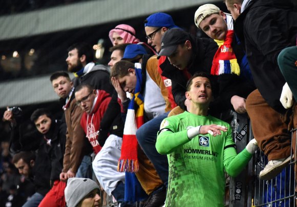 Erklärungsversuche: René Adler stellte sich nach dem Spiel den Fans...