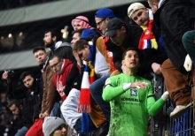 Erklärungsversuche: René Adler stellte sich nach dem Spiel den Fans...