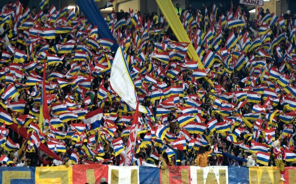 ...von der guten Stimmung, die bei Spielbeginn im vierfarbbunten Mainzer Block geherrscht hatte...