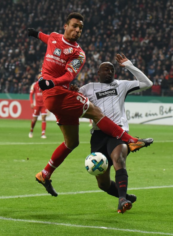 Karim Onisiwo hatte eine der wenigen Mainzer Torchancen, traf den schwer zu nehmenden Ball aber nicht.