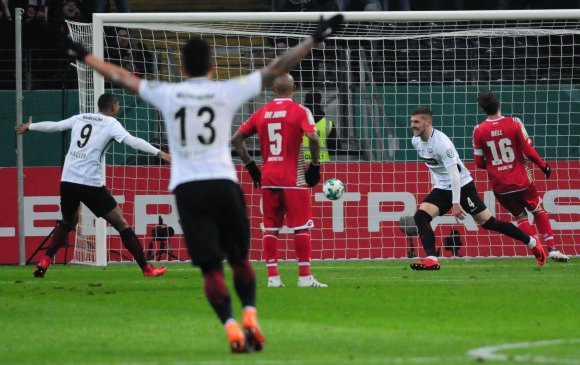 Ante Rebic (2.v.r.) leitete das Mainzer Debakel ein. Allerdings hatte 05-Torwart René Adler optimale Vorarbeit geleistet.