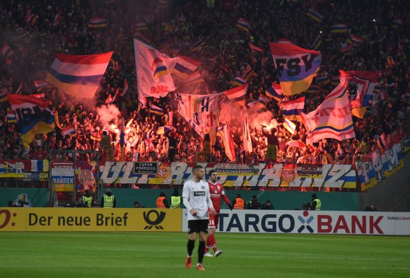 ...obendrein dürfte der Ausflug nach Frankfurt wegen des mehrmaligen Abbrennens von Bengalos im Mainzer Block dem Klub noch eine schöne Geldstrafe einbringen.
