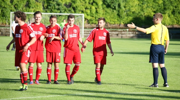 Einige neue Gesichter bei der SVW Mainz: Das Gastgeberteam beim Stellen der Freistoßmauer.