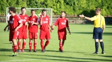 Einige neue Gesichter bei der SVW Mainz: Das Gastgeberteam beim Stellen der Freistoßmauer.