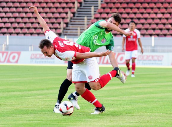 Bei 0:0 im Heimspiel gegen Aufsteiger Eintracht Stadtallendorf blieb die Mainzer U23 (vorne: Karl-Heinz Lappe) viel zu oft in den gegnerischen Abwehrbeinen hängen und kam so kaum zu Abschlüssen.