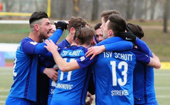 Vielfacher Jubel: Im ersten Punktspiel nach der Winterpause erzielte der TSV Schott Mainz gleich vier Tore und distanzierte den Tabellenletzten Hessen Kassel.