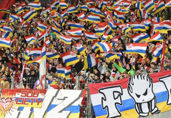 Wo die bunten Fahnen wehen, muss die Stimmung noch lange nicht ausgelassen sein.