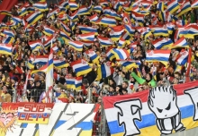 Wo die bunten Fahnen wehen, muss die Stimmung noch lange nicht ausgelassen sein.